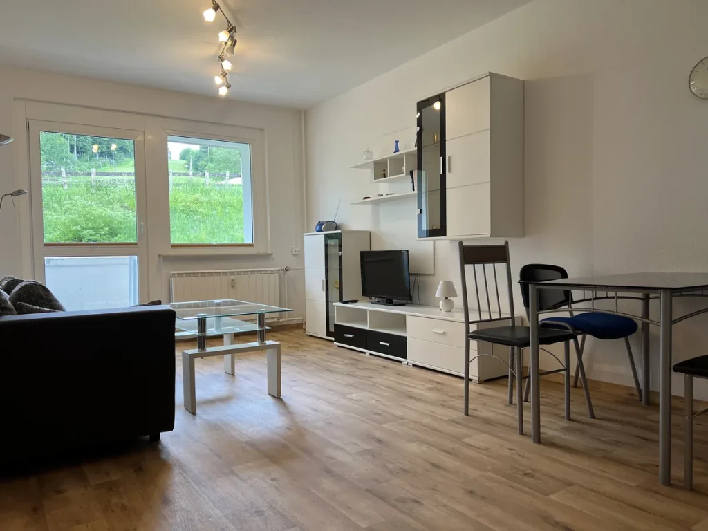 Wohnzimmer mit Balkon in der Ferienwohnung in Ehrenfriedersdorf