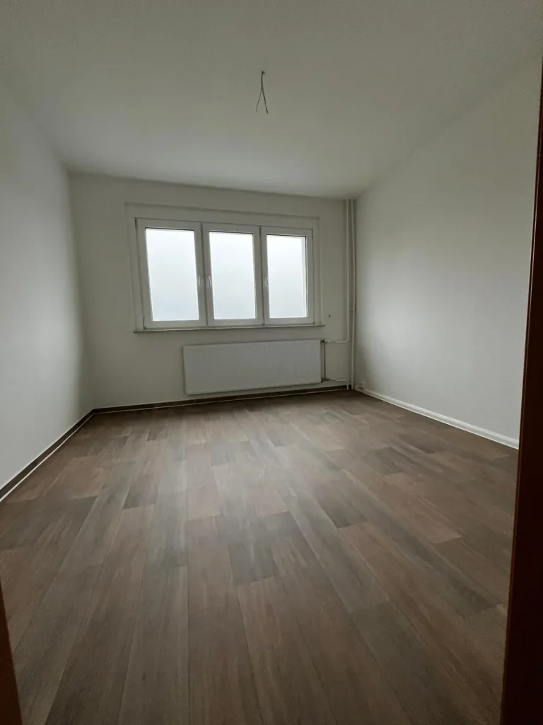 Unsere geräumige 3- Raum Wohnung mit Blick über Ehrenfriedersdorf und Umland wartet auf Sie.